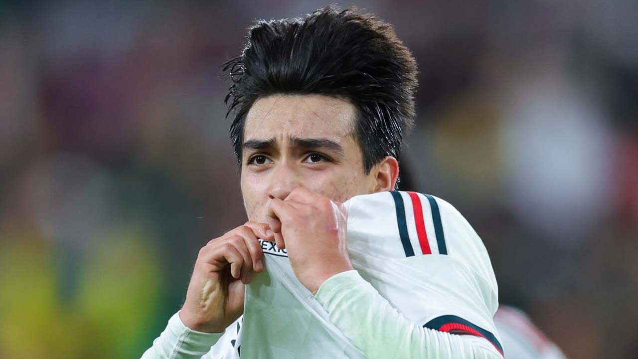 Gil estrenó dorsal con la selección mayor y marcó su primer tanto con el tricolor.